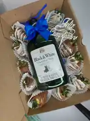 Fresas Con Licor 6-8 Fresas Con Coronita , Botella Passort , Black White