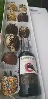 Caja 12 Fresas Chocolate Negro O Blanco +vino Y Topper
