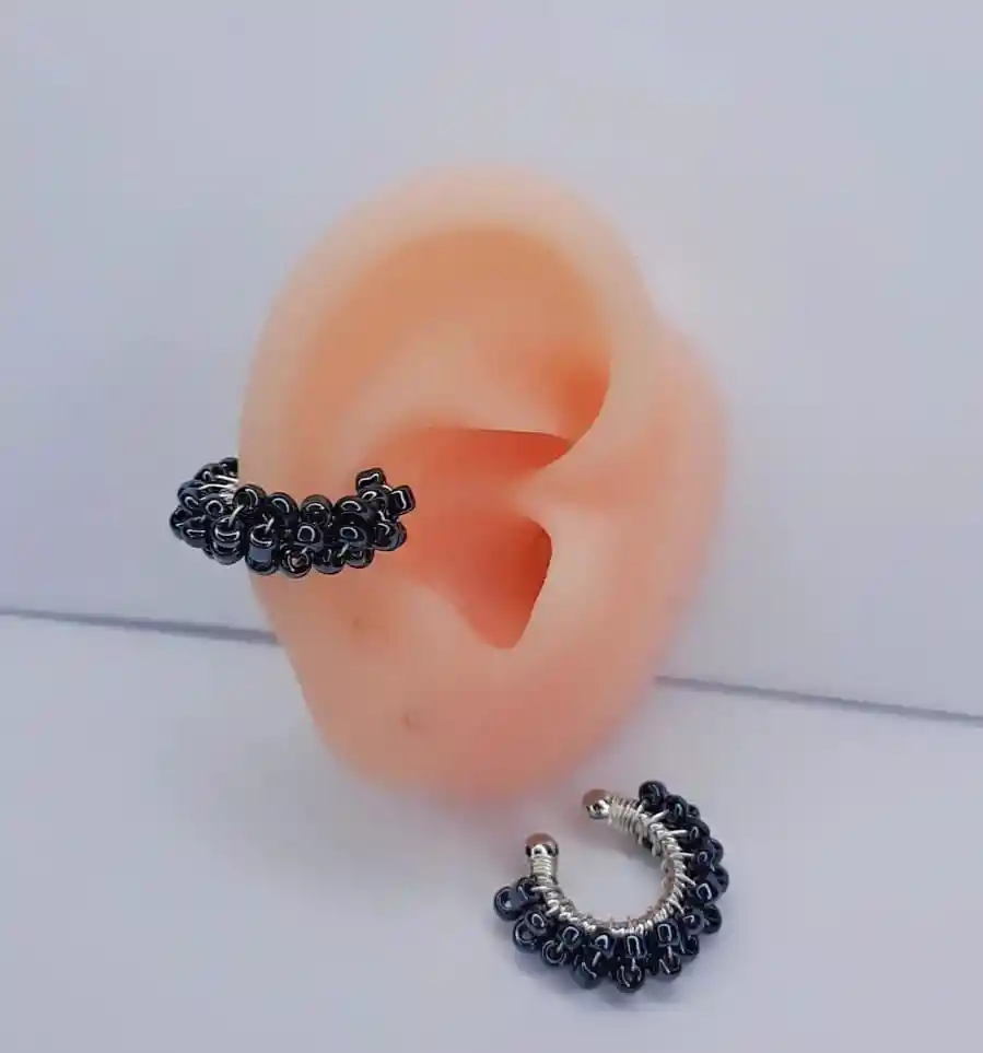 Earcuff Tejido Plateado Perlas Negras