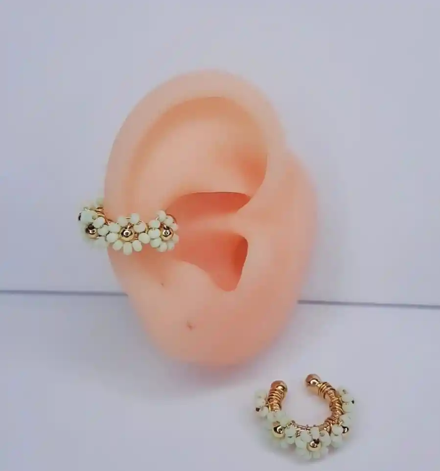 Earcuff Tejido Flores Blancas