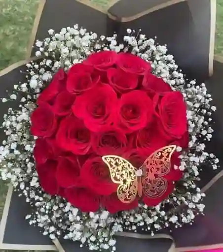 Bouquet Rosas Rojas Mariposa Y Follaje