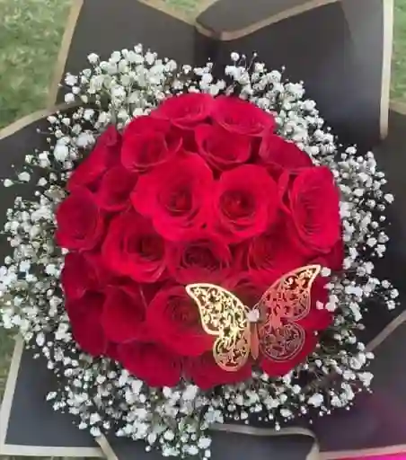 Bouquet Rosas Rojas Follaje Gypsophilia Y Mariposa