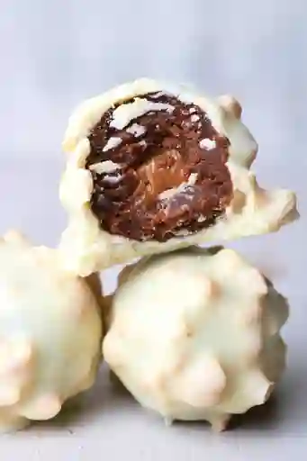 Trufas De Brownie Melcochudo Rellenas De Arequipe Cubiertas En Chocolate Blanco