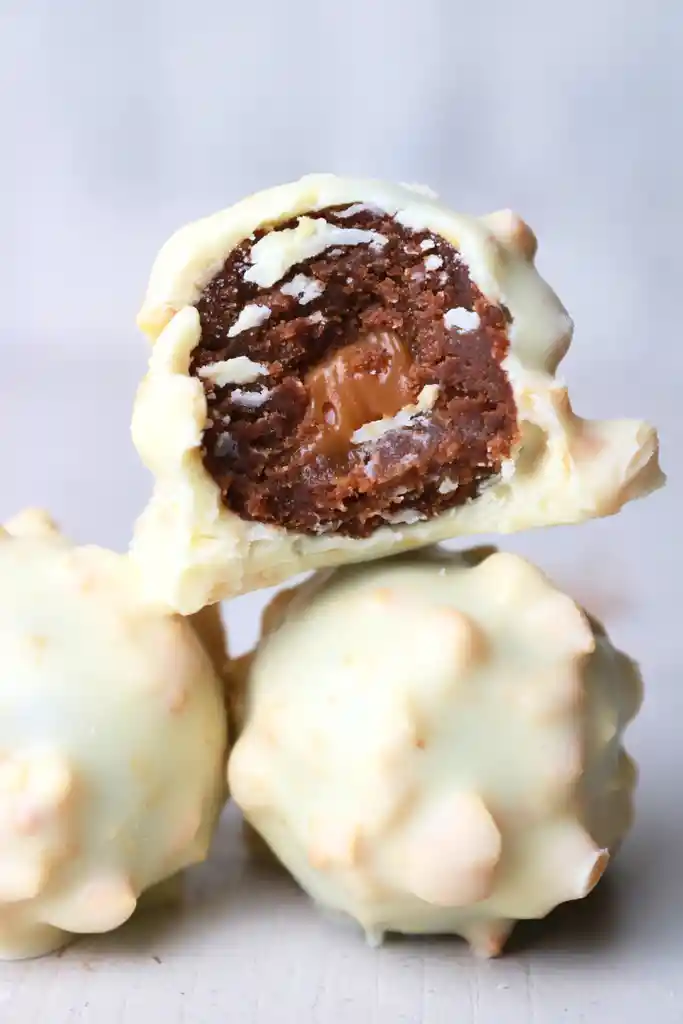 Trufas De Brownie Melcochudo Rellenas De Arequipe Cubiertas En Chocolate Blanco