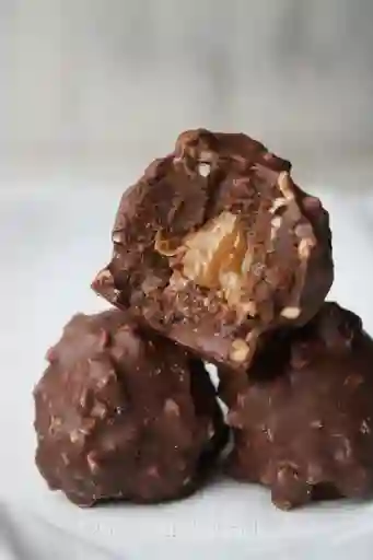 Trufas De Brownie Melcochudo Rellenas De Arequipe Cubiertas En Chocolate Oscuro