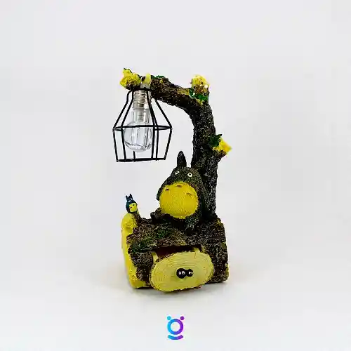 Figura De Totoro Sentado Sobre Un Tronco Con Lámpara Led