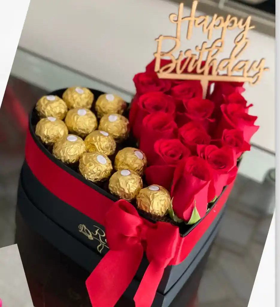 Corazon Con 15 Rosas Y 12 Chocolates Ferrero