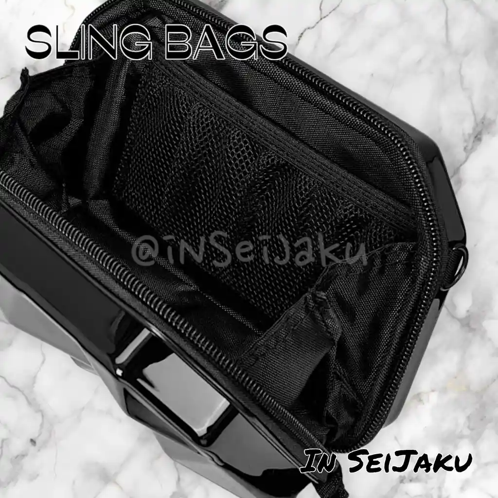 Sling Bag Con Relieve En Pasta Negro