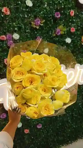 Paquete Mini Rosas Amarillas X 10 Tallos
