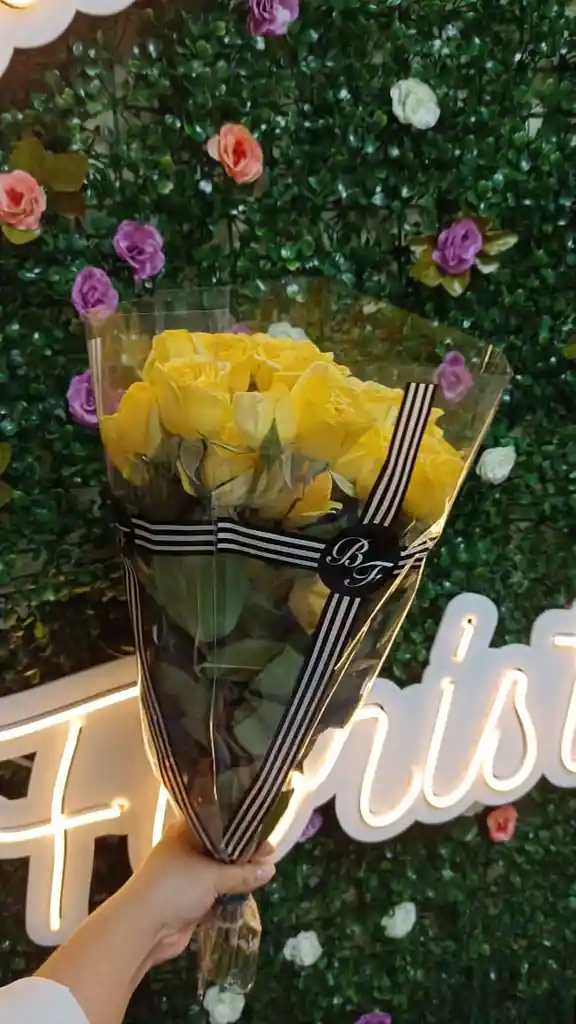 Paquete Mini Rosas Amarillas X 10 Tallos