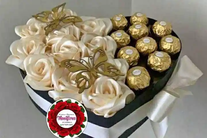Caja Corazon Con Rosas Beis Y Bombones De Chocolates