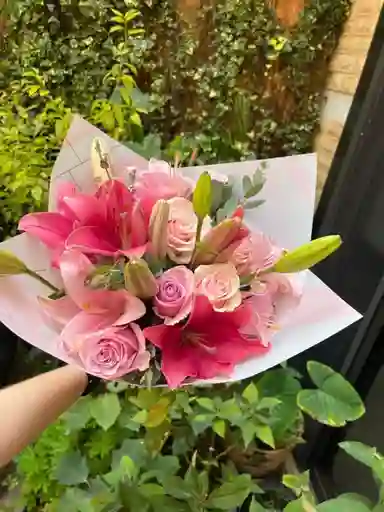Bouquet Encanto Lirios Y Rosas