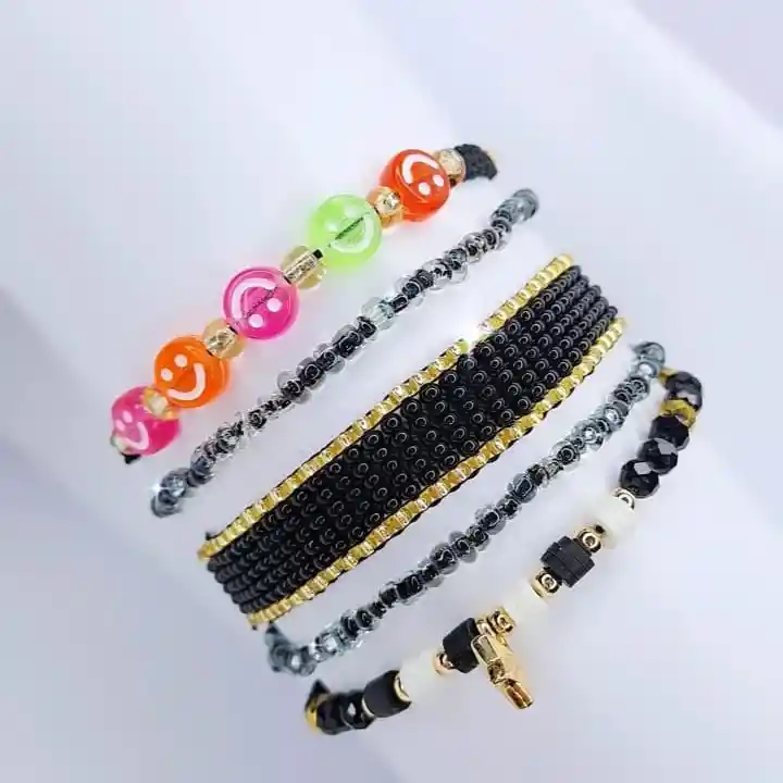 Manillas Negras Con Caritas De Colores