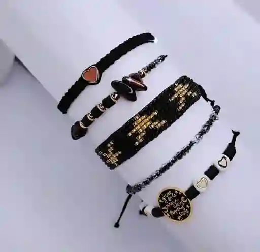 Manillas Negras Con Dorado Con Medallon