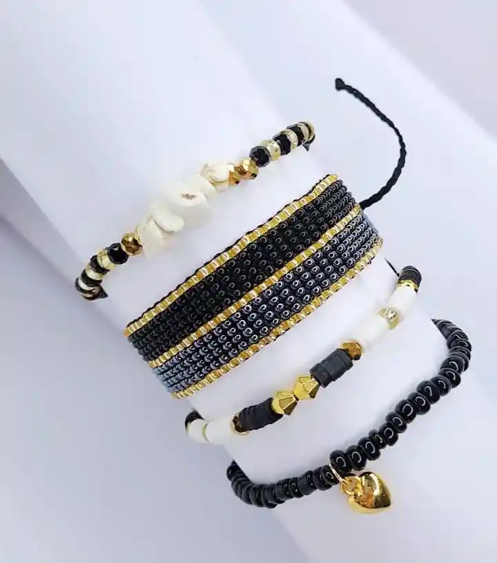 Manillas Gris Con Negro Y Corazon Dorado
