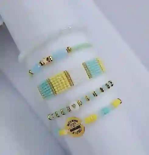 Manillas De Color Pastel Y Placa Con Frase