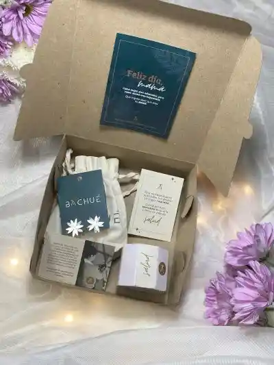 Kit Mamá Con Aretes En Forma De Flor Y Vela Con Esencia / Cestrum