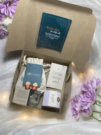 Kit Mamá Con Aretes En Forma De Flor Tipo Earacket Y Vela Con Esencia / Clusia