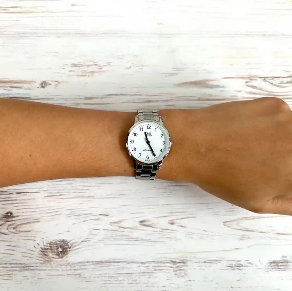 Reloj Para Mujer Qyq Qa47j204y Plateado Acero + Estuche