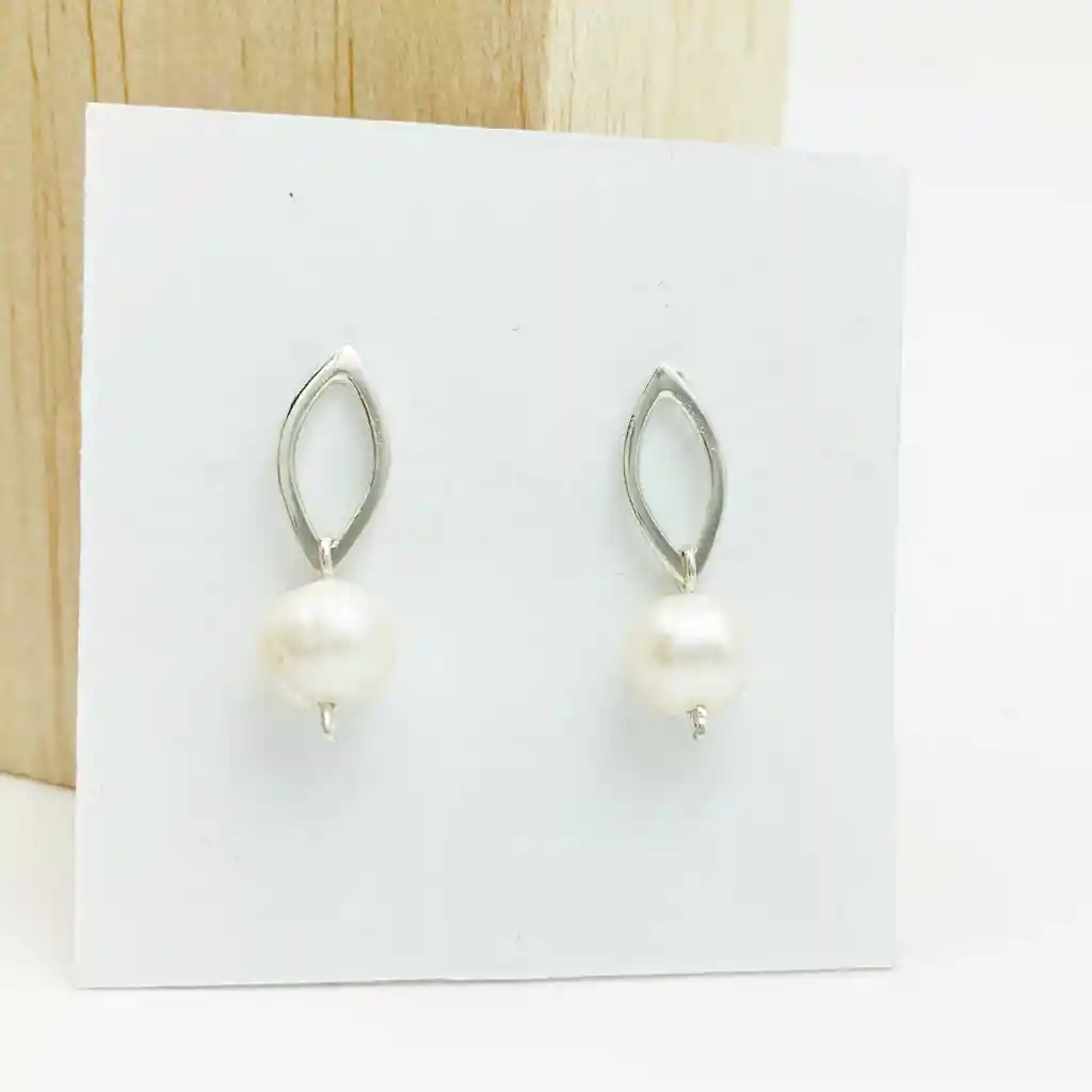 Aretes Pétalo De Plata Y Perla