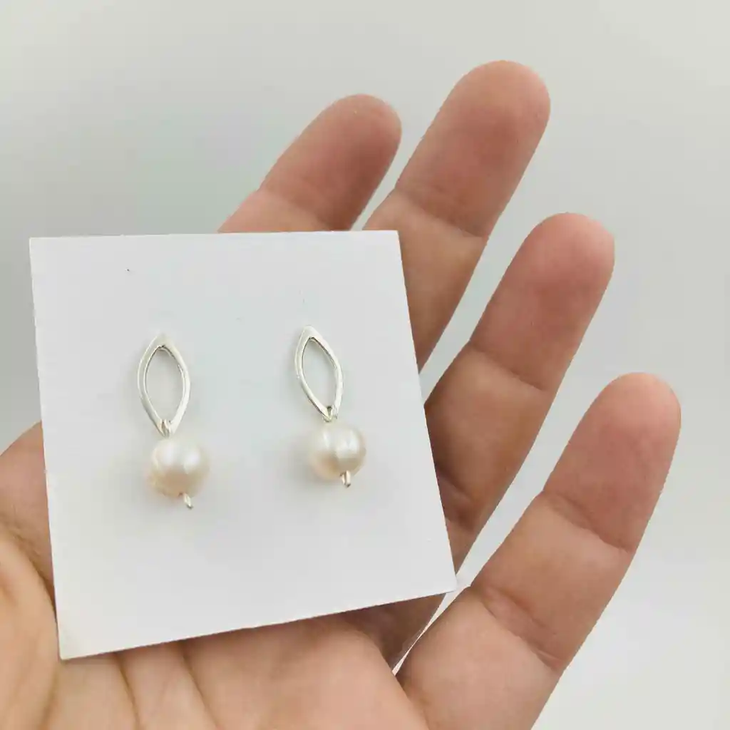 Aretes Pétalo De Plata Y Perla