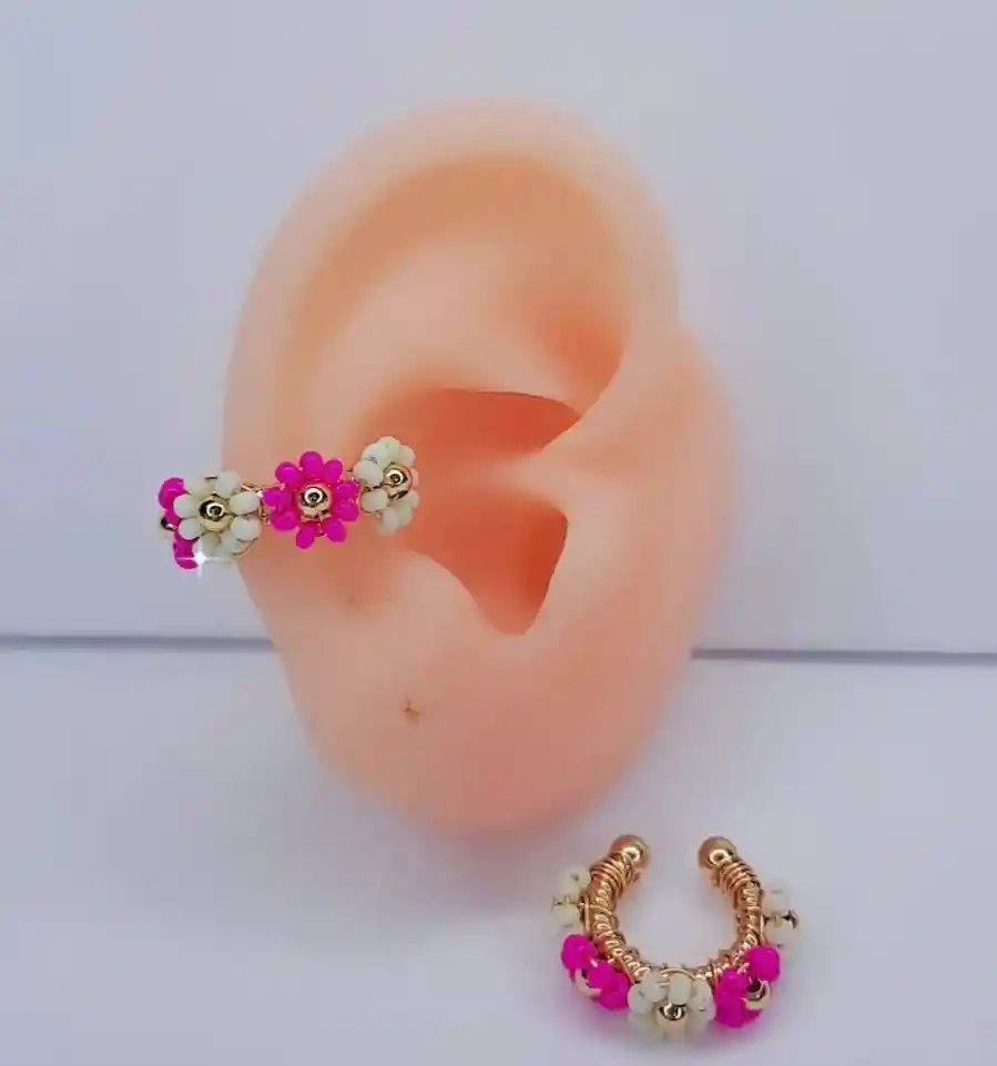 Earcuff Tejido Dorado Flores Blancas Y Fuscia