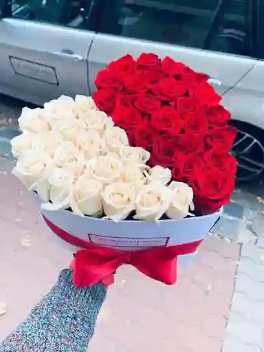 Corazon En Rosas Rojas Y Blancas