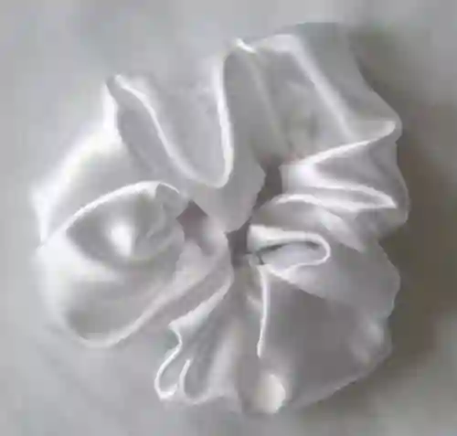 Scrunchie En Satín Color Blanco