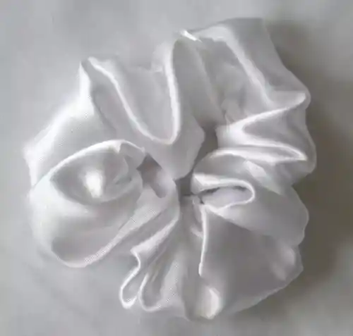 Scrunchie En Satín Color Blanco