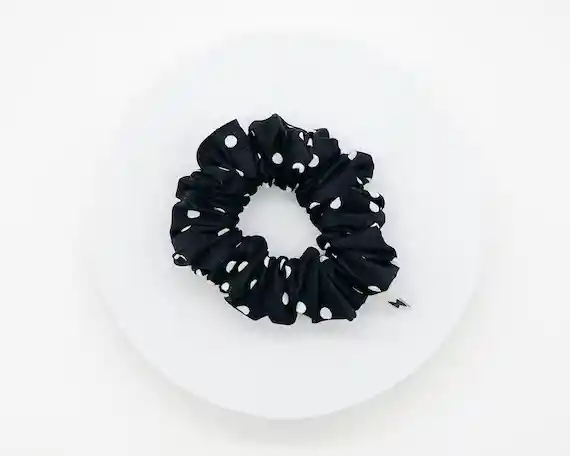 Scrunchies En Satín Color Negro Con Puntos Blancos