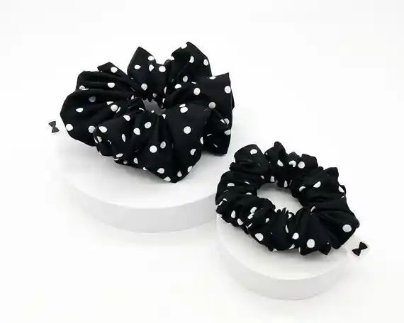 Scrunchies En Satín Color Negro Con Puntos Blancos