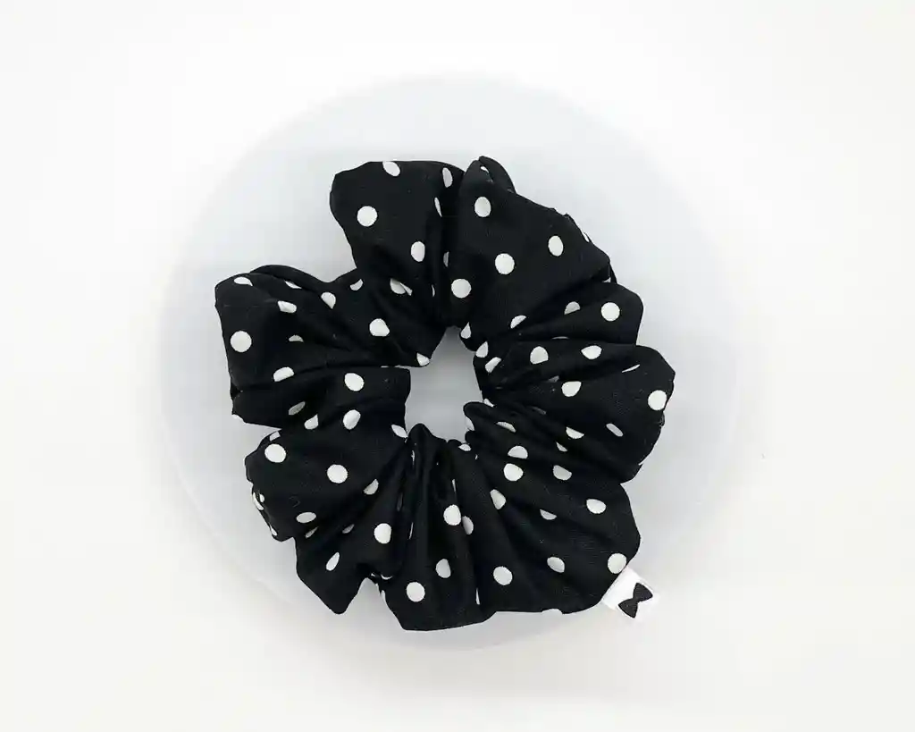 Scrunchies En Satín Color Negro Con Puntos Blancos