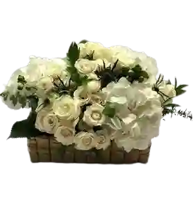 Rosas Blancas Y Hortensias En Canasta