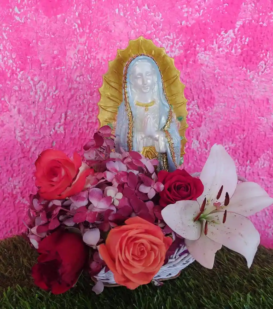 Virgen Más Arreglo Floral