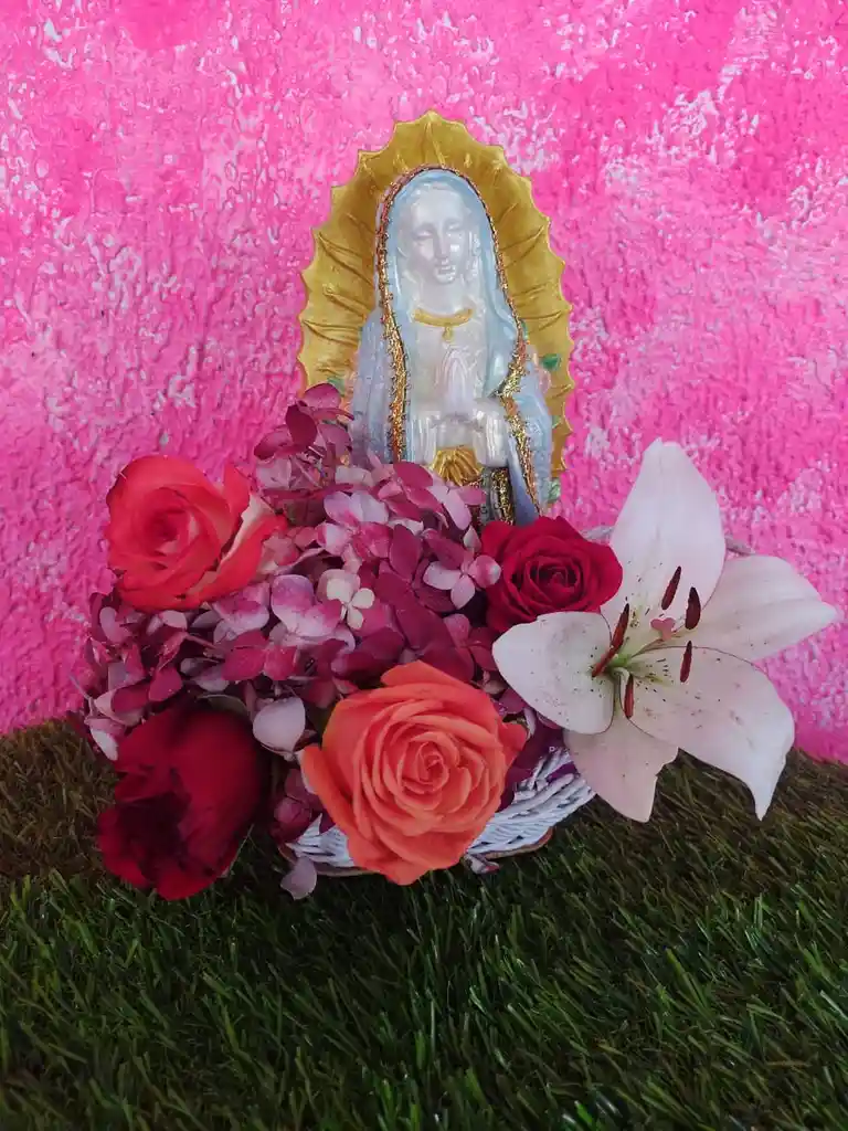 Virgen Más Arreglo Floral