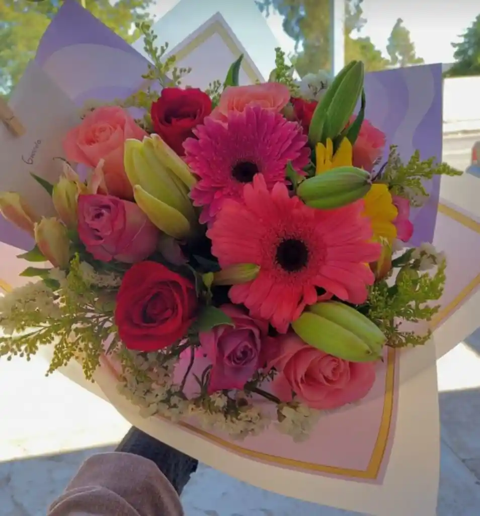 Bouquet De 8 Rodas Rosadas, 2 Gerberas Y 3 Lirios