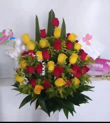 Arreglo Floral De 12 Rosas Rojas Y 12 Rojas Amarillas