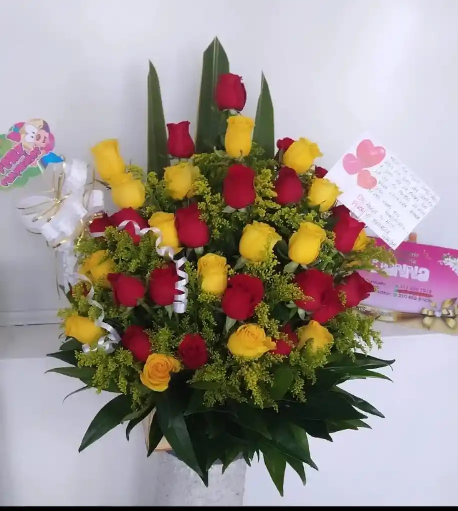 Arreglo Floral De 12 Rosas Rojas Y 12 Rojas Amarillas