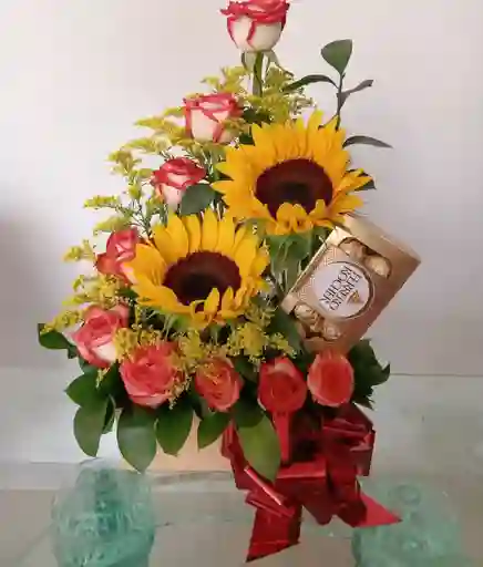 Arreglo Floral De 10 Rosas Blancas Con Pintas Salmon, 2 Girasoles Y 1 Caja De Chocolates Ferrero De 6 Und