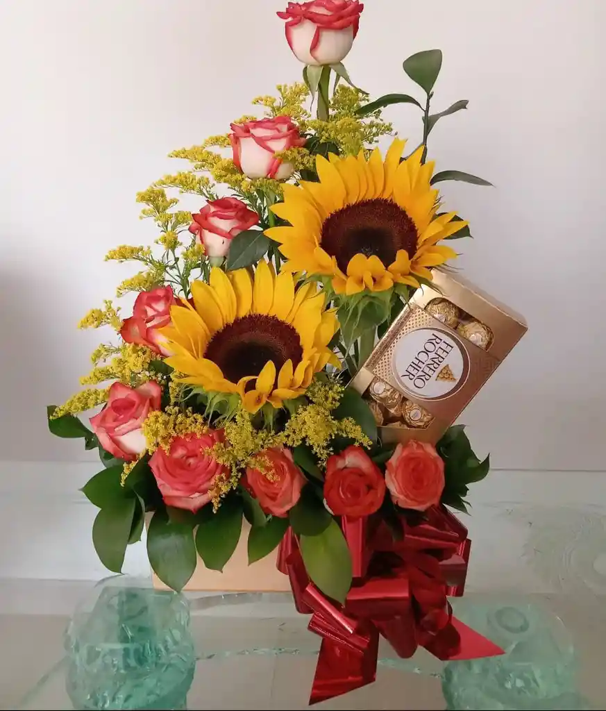 Arreglo Floral De 10 Rosas Blancas Con Pintas Salmon, 2 Girasoles Y 1 Caja De Chocolates Ferrero De 6 Und
