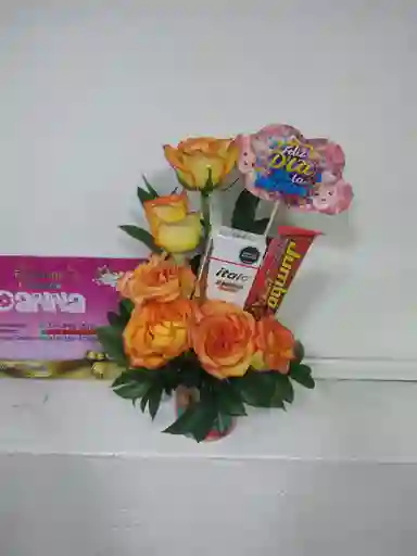 Arreglo Floral De 6 Rosas Amarilla Con Pintas Naranjas, 1 Caja De Almendras, 1 Chocolatina, Tarjeta Y 1 Pocillo