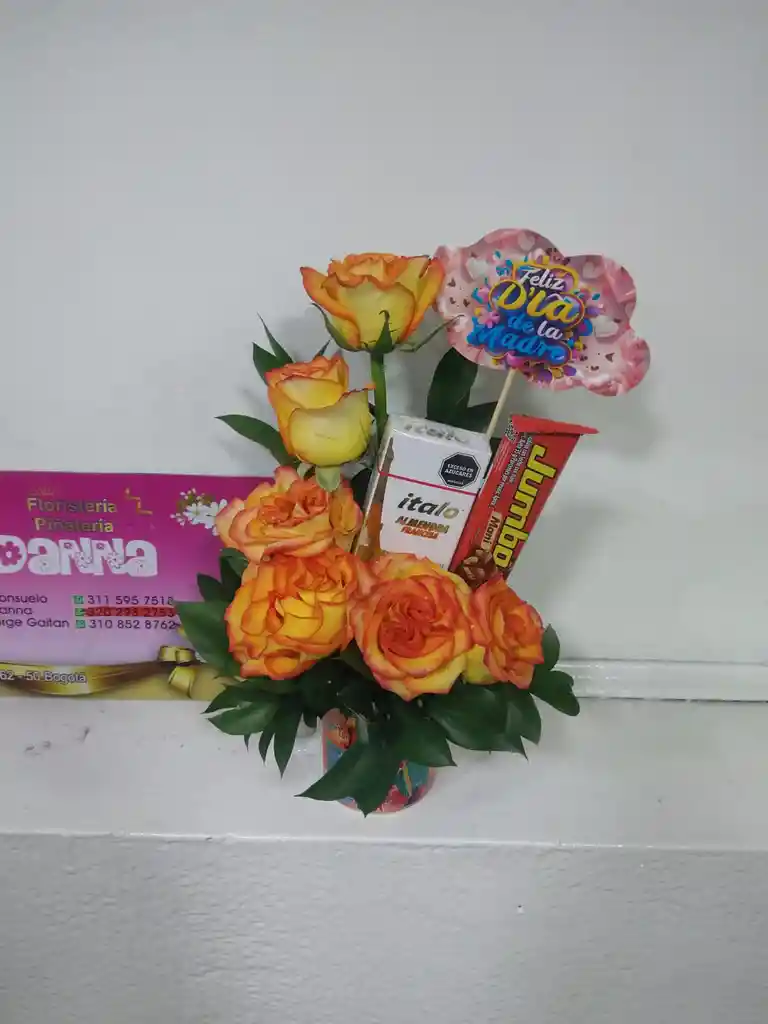 Arreglo Floral De 6 Rosas Amarilla Con Pintas Naranjas, 1 Caja De Almendras, 1 Chocolatina, Tarjeta Y 1 Pocillo