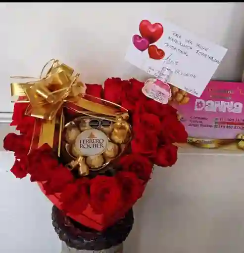 Arreglo Floral De 24 Rosas Rojas Y 1 Caja De Chocolates Ferrero De Corazon
