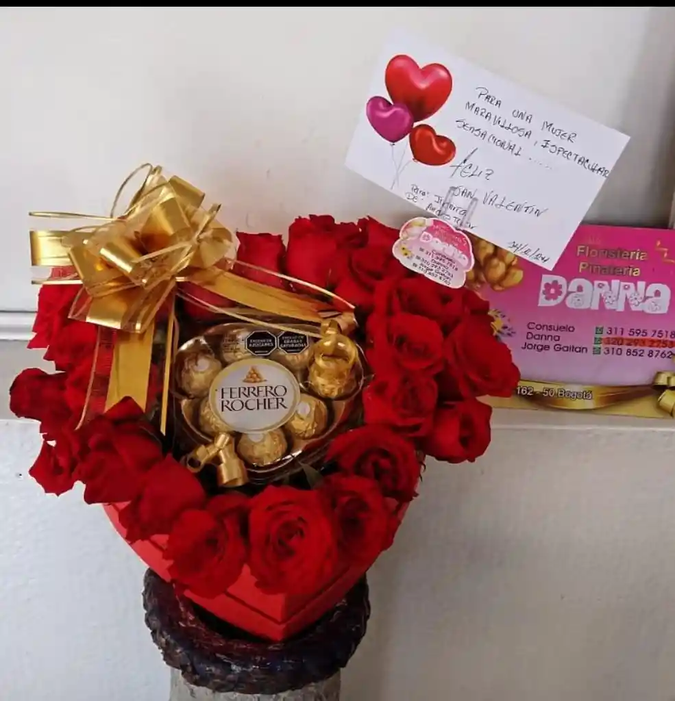 Arreglo Floral De 24 Rosas Rojas Y 1 Caja De Chocolates Ferrero De Corazon