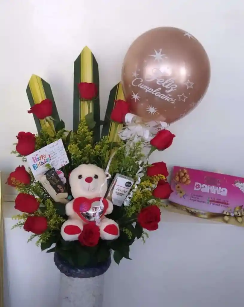 Arreglo Floral De 12 Rosas Rojas, 1 Peluche Y 1 Globo