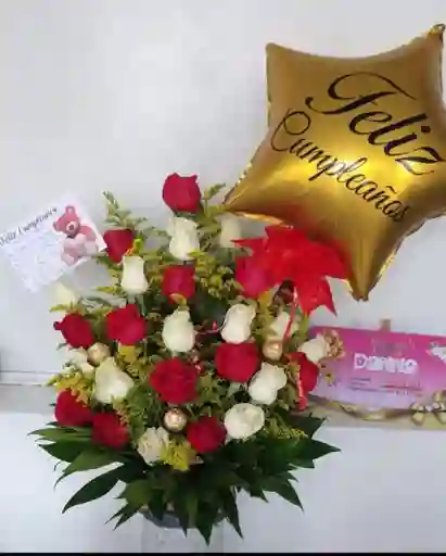 Arreglo Floral De 12 Rosas Rojas, 12 Rosas Blancas, 3 Chocolates Ferrero Y 1 Globo