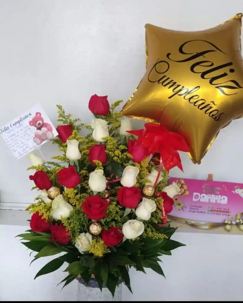 Arreglo Floral De 12 Rosas Rojas, 12 Rosas Blancas, 3 Chocolates Ferrero Y 1 Globo