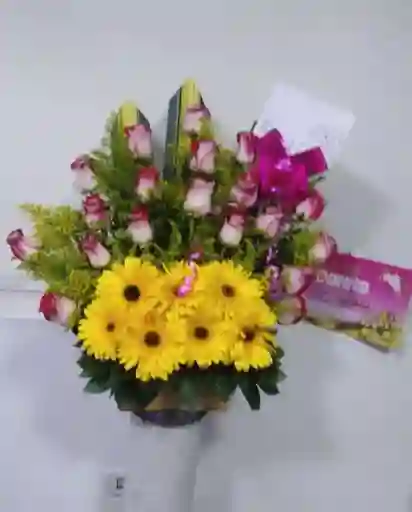 Arreglo Floral De 12 Rosas Blancas Con Pintas Rosadas, 6 Gerberas Amarillas