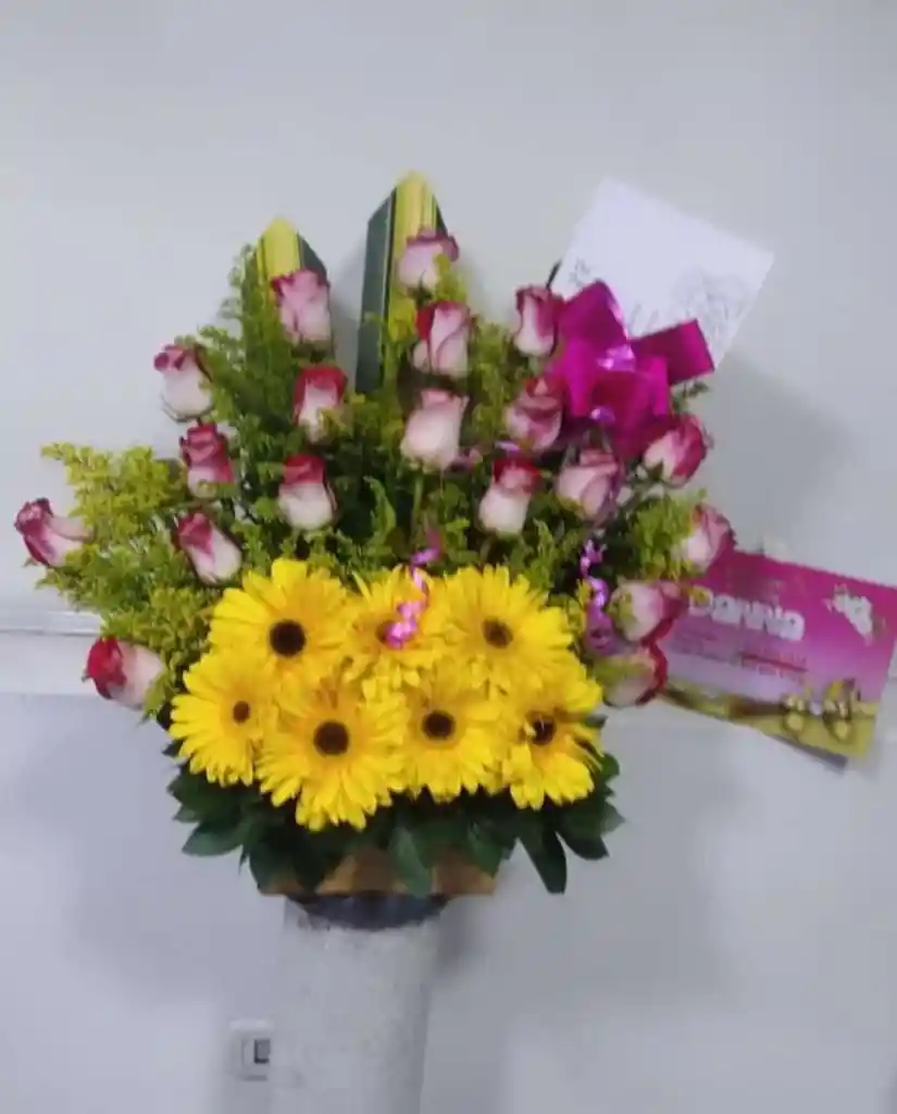 Arreglo Floral De 12 Rosas Blancas Con Pintas Rosadas, 6 Gerberas Amarillas