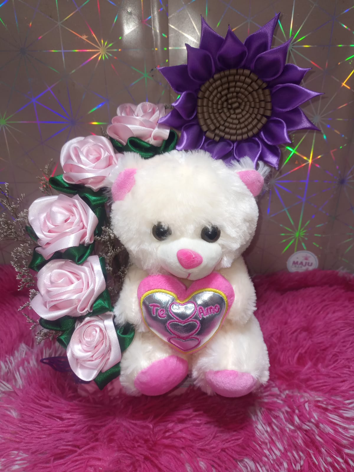 PELUCHE ROSA DE 40 CM CON FLORES ROSA CON CORAZÓN ROJO
